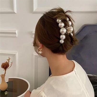 Elegant pearl hair clip in brides hair